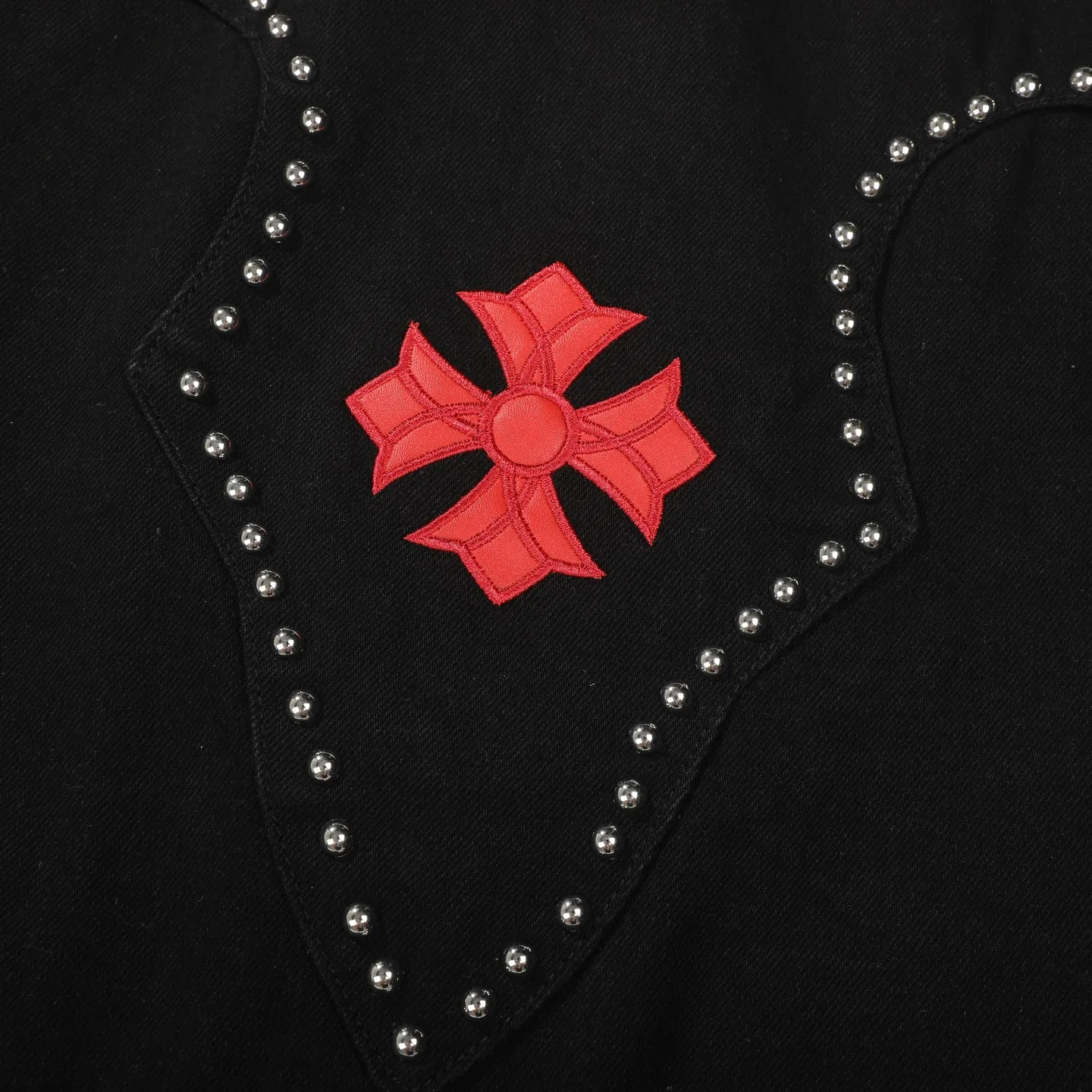 P280 Chrome Hearts Chrome Hearts heavy-duty denim jacket with rivets and multiple farts. The same model as the Internet celebrity star. The cross-printed denim jacket has a unique cross design element and is full of design. It is made of 100% denim cotton fabric with heavy coarse yarn count, which ensures a stiff and tough silhouette while being soft, comfortable and breathable. The lapel is designed with silver buttons and is full of texture. The classic white cross logo is all over the dress, making it a perfect versatile style for spring and summer! The original loose version is made of high-quality pure cotton fabrics. The fabric pattern is high-definition and delicate without burrs. It is comfortable and breathable to wear. All the buttons are molded and customized. It is casual and fashionable and can be matched with any bottoms. It can be windproof and sunproof in spring and summer. It can be worn outside in autumn and winter! Easily concave shape makes you look slimmer and taller, perfect for both men and women! Color: Black Size: S M L XL